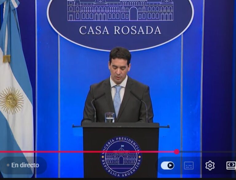 Adrián Ravier, vocero presidencial, durante una conferencia de prensa