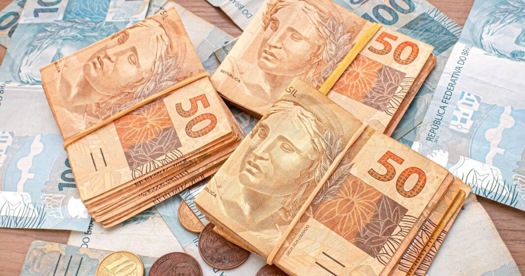 Billetes de real brasileño y pesos argentinos