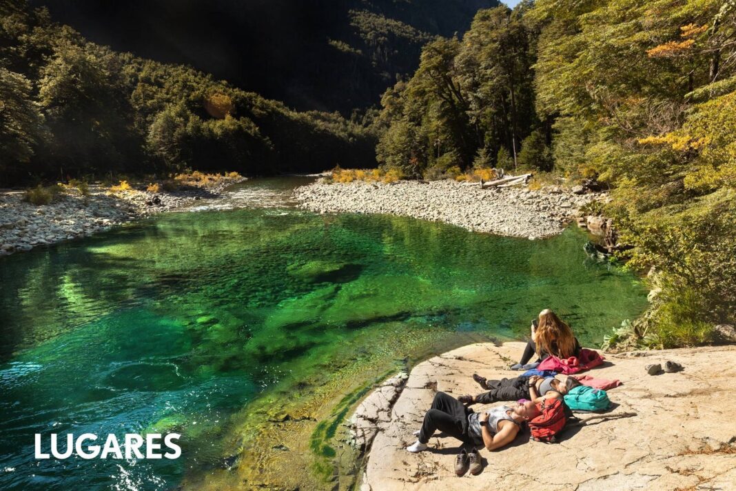 Vista del Área Natural Protegida Río Azul-Lago Escondido con bosque andino patagónico y el río Azul