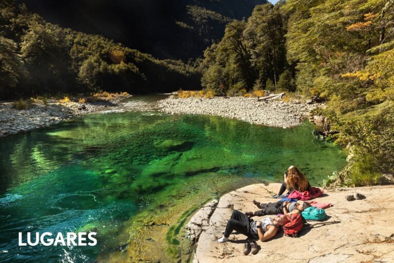 Vista del Área Natural Protegida Río Azul-Lago Escondido con bosque andino patagónico y el río Azul