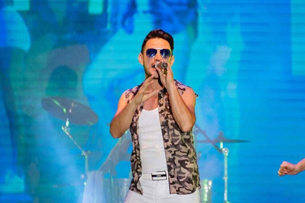 Roberto Edgar Volcán, cantante de cumbia, durante el anuncio de su precandidatura a intendente de Puerto Iguazú por La Libertad Avanza.