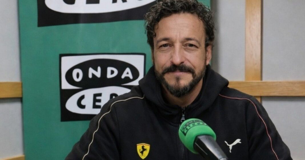 Roberto Peña Postigo, técnico superior en automoción y fundador de Voltazero, señalando la palanca de cambios de un vehículo