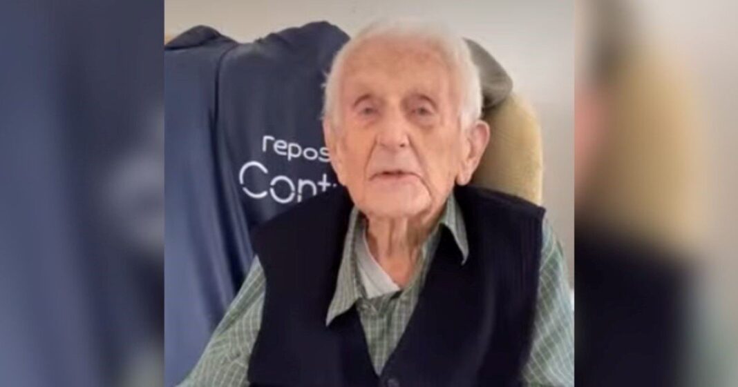 Ron Letheren, de 103 años, en su casa