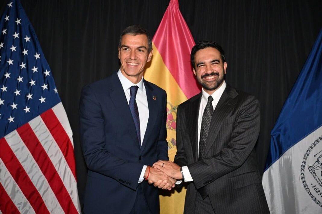 Pedro Sánchez y Zohran Mamdani en el evento 
