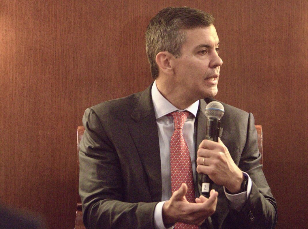 Santiago Peña durante su exposición en el Adam Smith Center