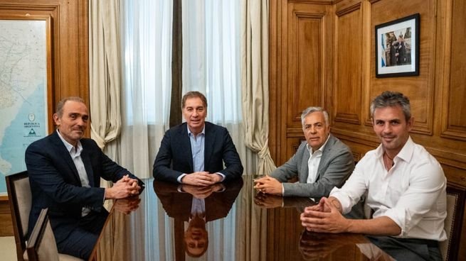 Diego Santilli durante una reunión en Casa Rosada con gobernadores