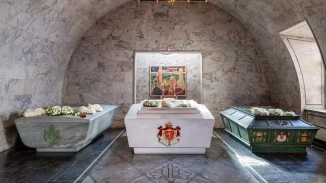 Sarcófago del rey Harald V de Noruega en el mausoleo real de Akershus