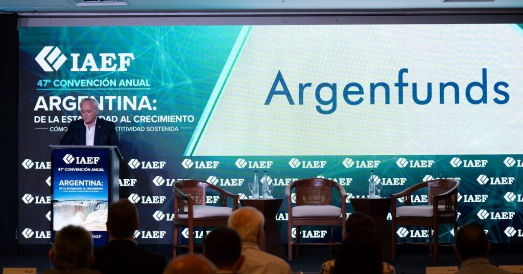 Convención Anual del IAEF con oradores en el escenario