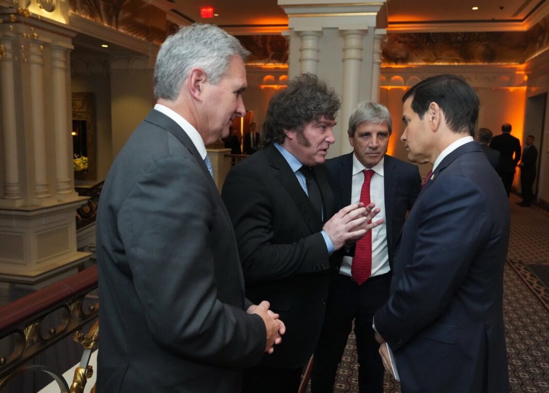 Luis Caputo, ministro de Economía, durante una exposición