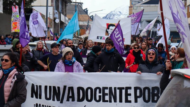 Docentes de SUTEF en una movilización en Ushuaia