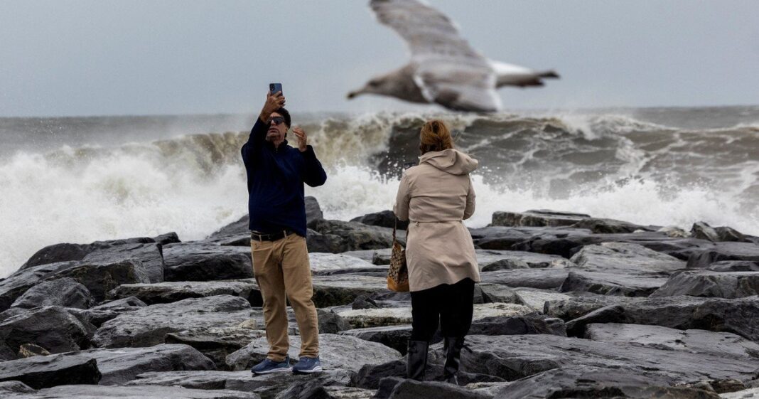 Imagen de una tormenta costera con fuertes vientos y árboles caídos en la costa este de Estados Unidos