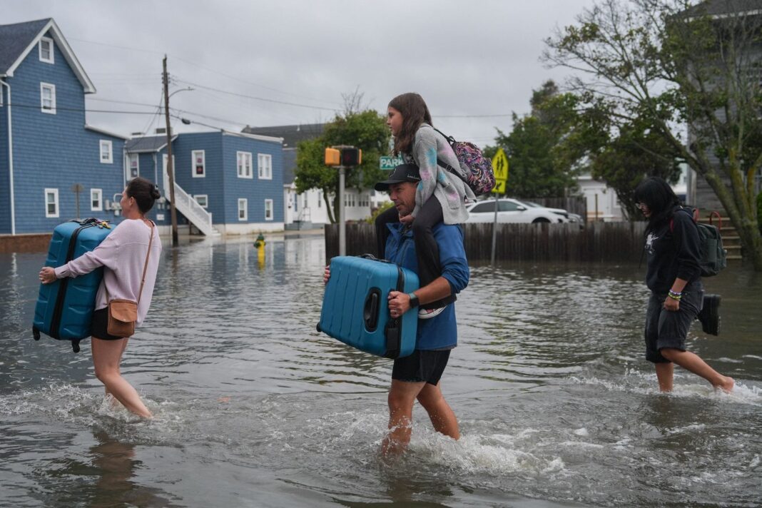 Tormenta invernal nor'easter en la costa de Nueva York con fuertes vientos e inundaciones
