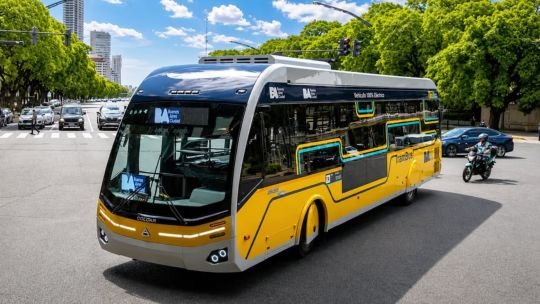 Trambus eléctrico circulando por carriles exclusivos en la Ciudad de Buenos Aires