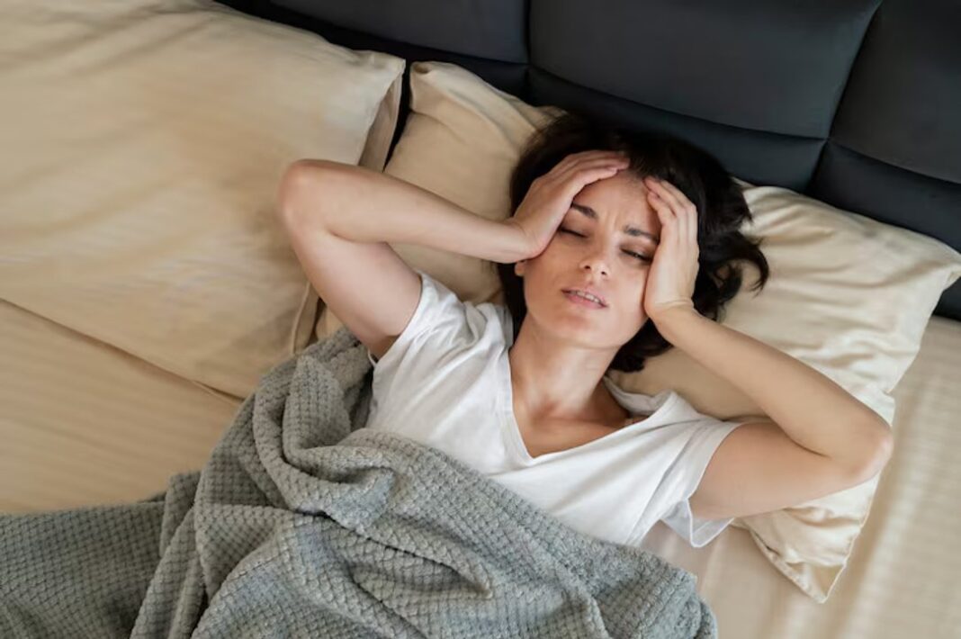 Persona adulta durmiendo en una cama con luz tenue