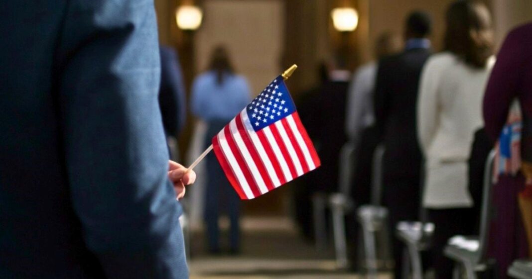 Sello oficial del Servicio de Ciudadanía e Inmigración de Estados Unidos (USCIS) sobre un documento de solicitud de ciudadanía.