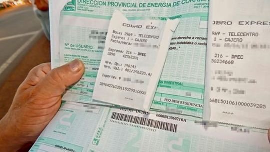 Usuario revisando una factura de luz en Corrientes