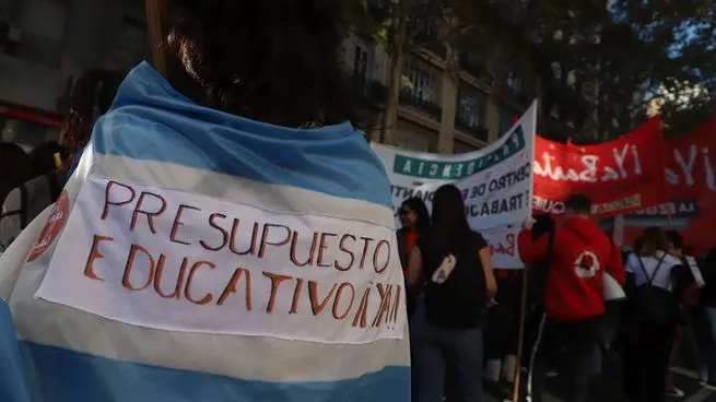 Marcha Federal Universitaria con estudiantes, docentes y nodocentes portando banderas y carteles