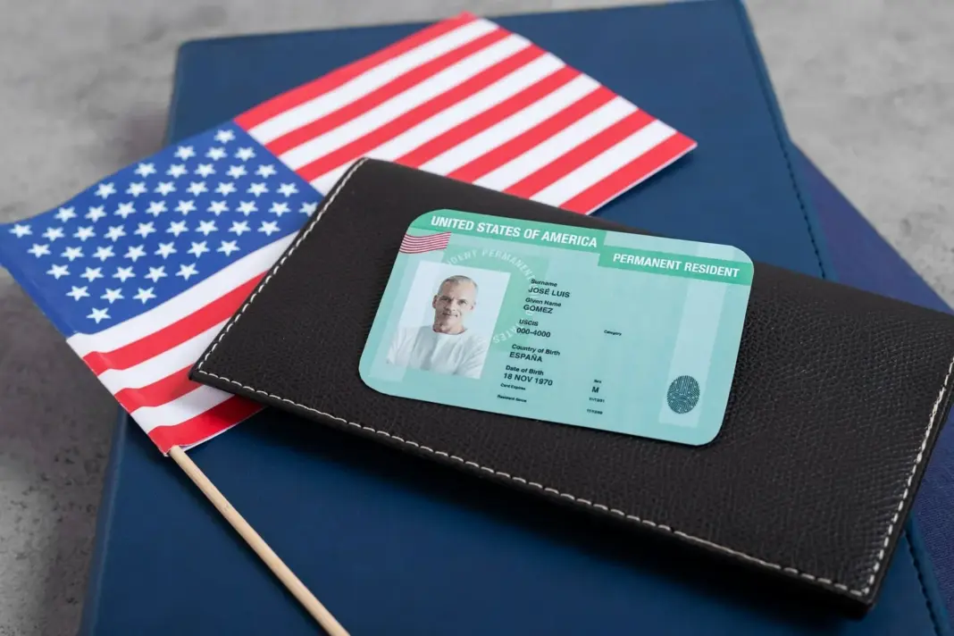 Persona revisando documentos migratorios en una computadora