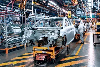 Línea de producción de automóviles en una planta automotriz argentina