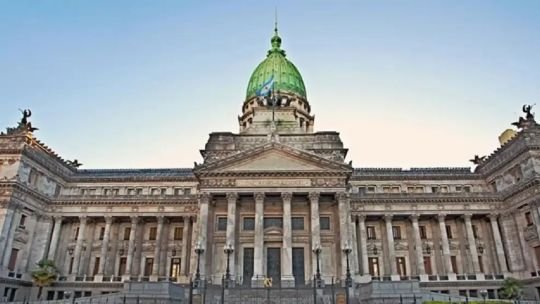 Sesión en el Congreso de la Nación Argentina con bancas vacías y documentos legislativos