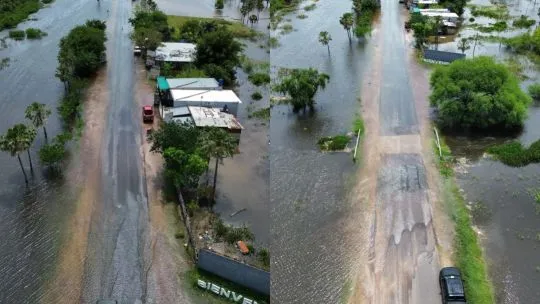 Ruta provincial 63 cubierta por agua en Puerto Antequeras, Colonia Benítez