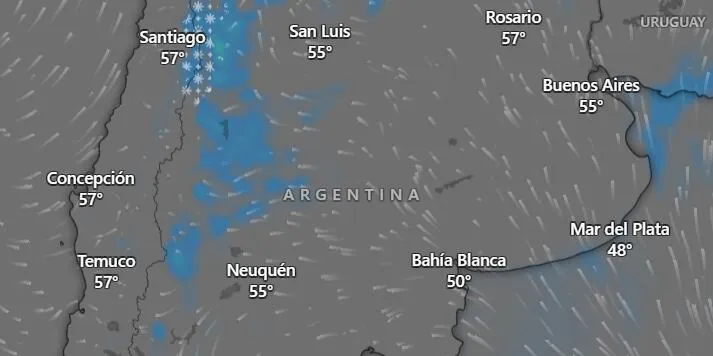 Persona caminando bajo la lluvia en una calle de Argentina