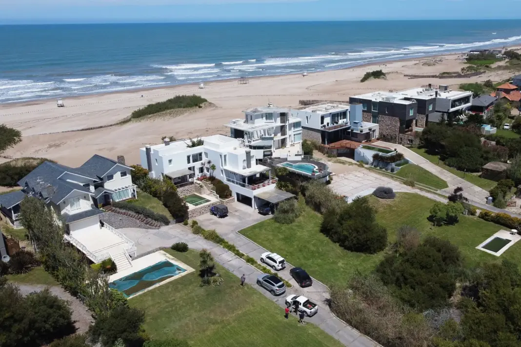 Vista de una playa de la Costa Atlántica argentina con edificios y casas