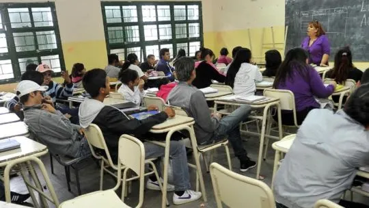 Estudiantes en un aula de escuela secundaria en Argentina
