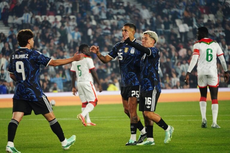 Jugadores de la Selección Argentina celebrando un gol durante el partido amistoso contra Burkina Faso en el estadio Monumental