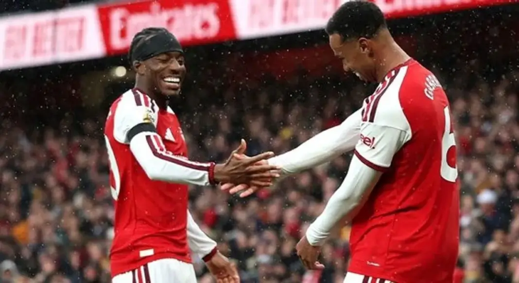 Jugadores del Arsenal celebrando un gol durante el partido contra Everton en la Premier League
