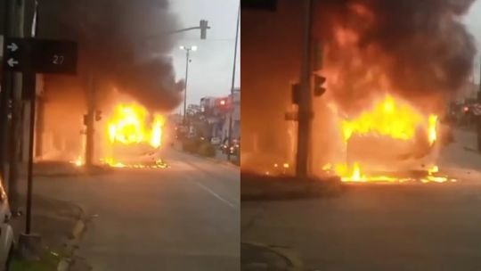 Colectivo de la línea 219 destruido por un incendio en Berazategui
