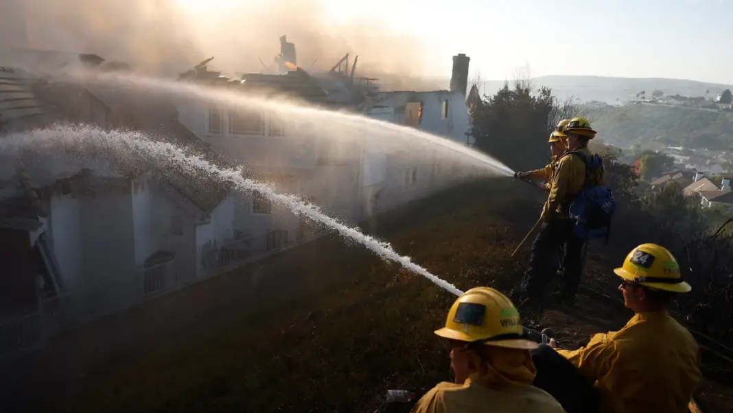 Bomberos combaten el incendio forestal Norte Fire cerca de San Clemente, California