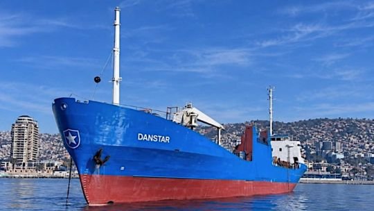 Buque de carga Danstar en el puerto de Punta Arenas