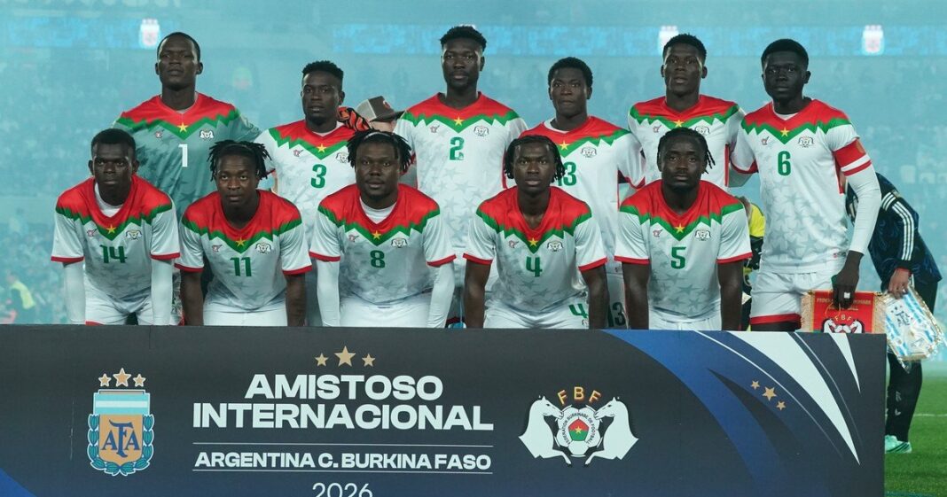 Jugadores de Burkina Faso saludando al público en el estadio Monumental