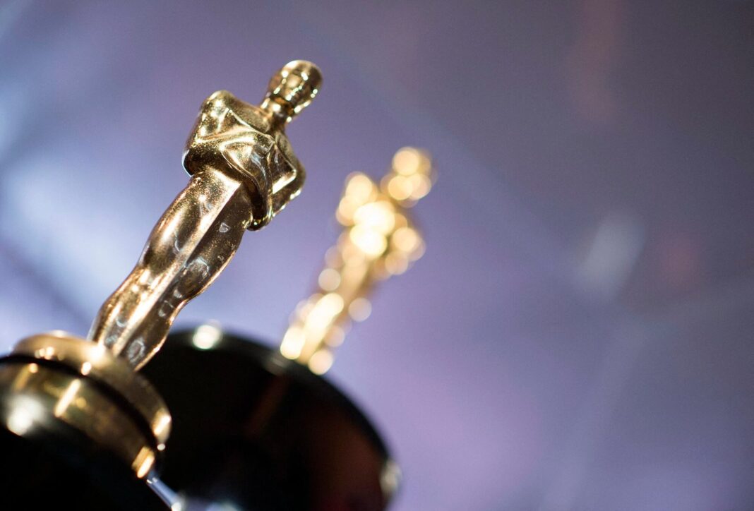 Estatuilla del Oscar sobre fondo neutro