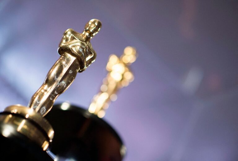 Estatuilla del Oscar sobre fondo neutro