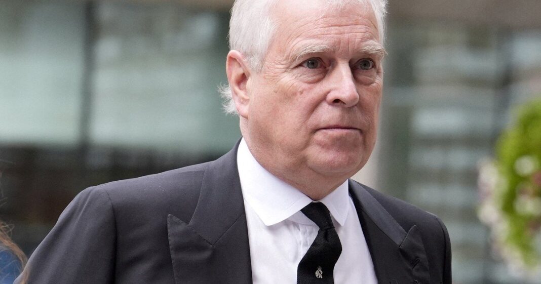 Andrew Mountbatten-Windsor, ex duque de York, saliendo de un edificio