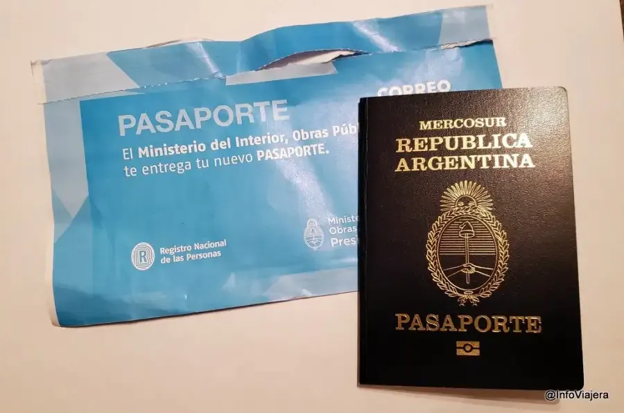 Bandera argentina y documentos de ciudadanía