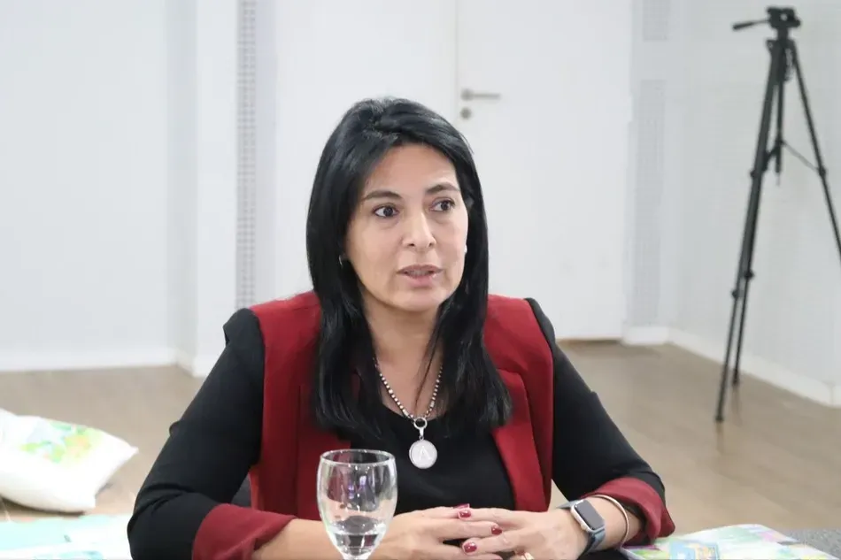 Ministra de Educación de Corrientes, Ana Miño, en conferencia de prensa