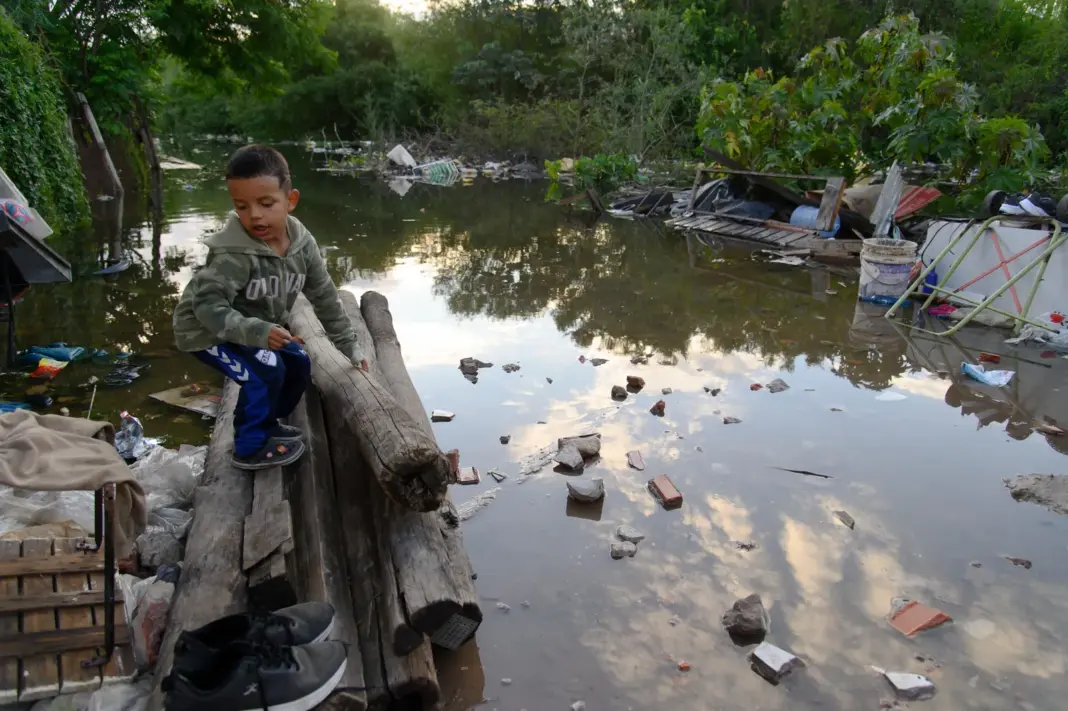 Viviendas inundadas por la crecida del río Paraná en la provincia de Corrientes