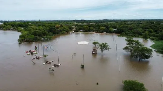 Familias trasladan pertenencias en embarcaciones por la crecida del río Paraná en la costa chaqueña