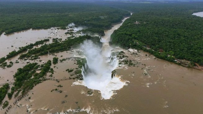 Vista de las Cataratas del Iguazú con gran caudal de agua tras las intensas lluvias