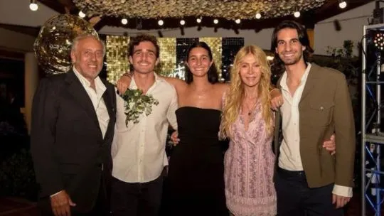 Cris Morena junto a Gustavo Yankelevich y sus nietos Valentín, Franco y Azul