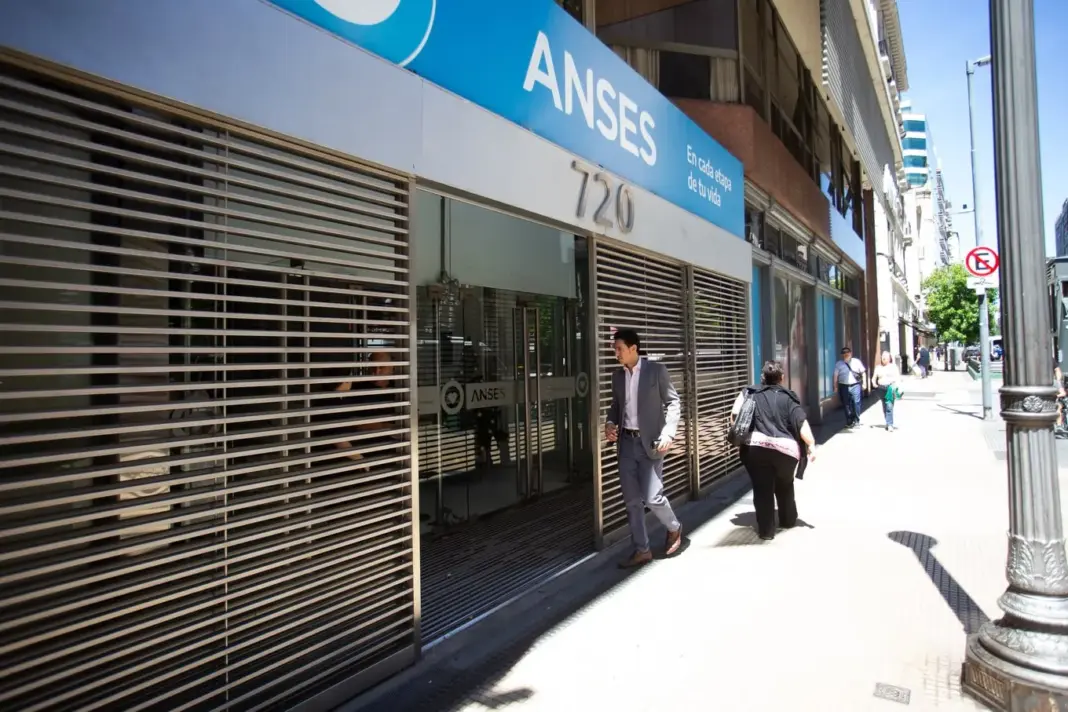 Personas realizando trámites en una oficina de ANSES