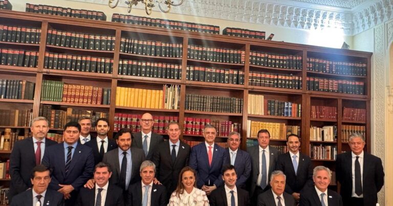 Reunión del Gobierno con gobernadores en París