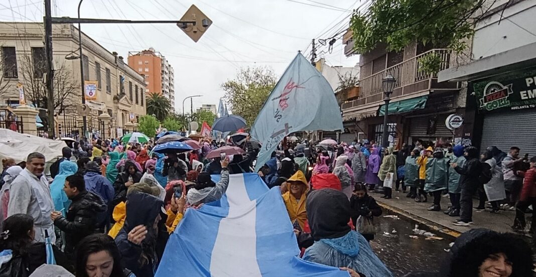 Fieles peregrinando hacia la Basílica de Luján