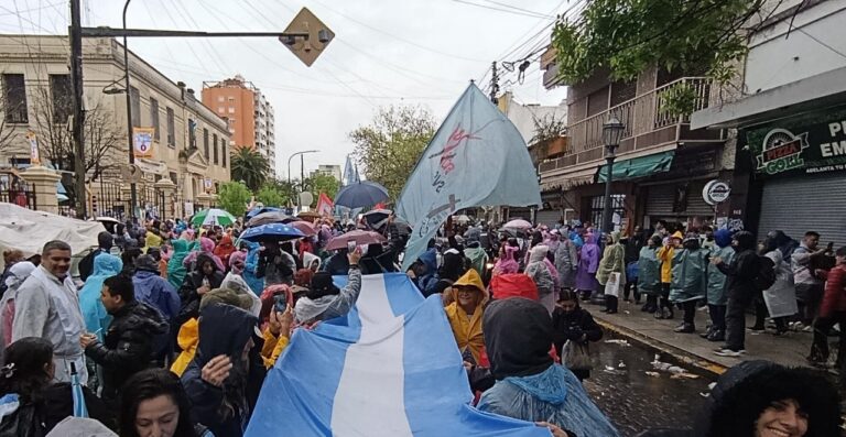 Fieles peregrinando hacia la Basílica de Luján