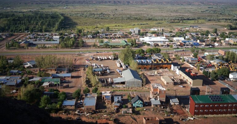 Vista de la región de Vaca Muerta con torretas de gas y construcciones
