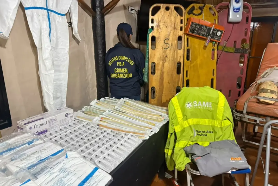 Ambulancias y equipamiento médico precario incautado durante los allanamientos