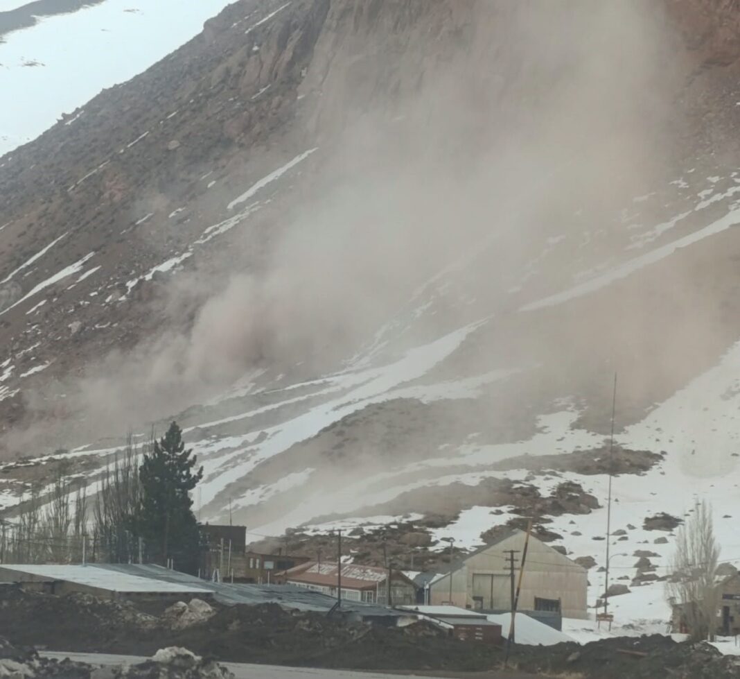 Cerro en Puente del Inca, Mendoza, donde se registró un desprendimiento de rocas y tierra